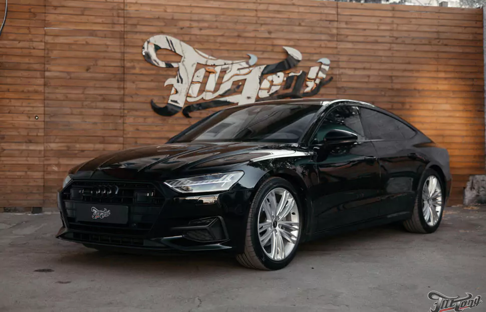 Классический карбон под матовым лаком в салоне Audi A7 и комплекс детейлинг-услуг